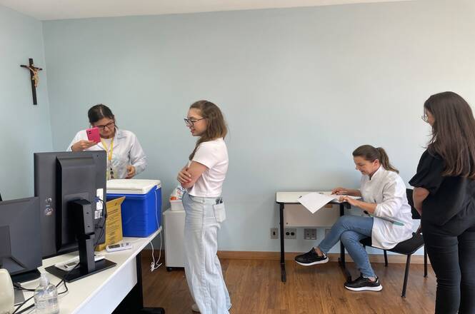 Servidores aguardam vacinação contra a gripe em ambiente preparado para a campanha de imunização.