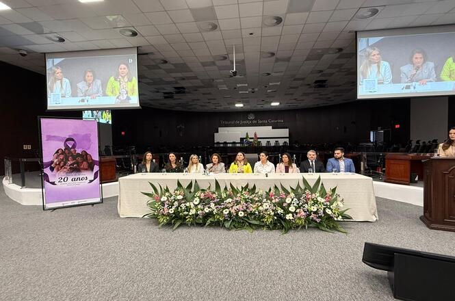 Foto horizontal: Mesa de autoridades participa da abertura do seminário que celebra os 20 anos da Lei Maria da Penha no TJSC.