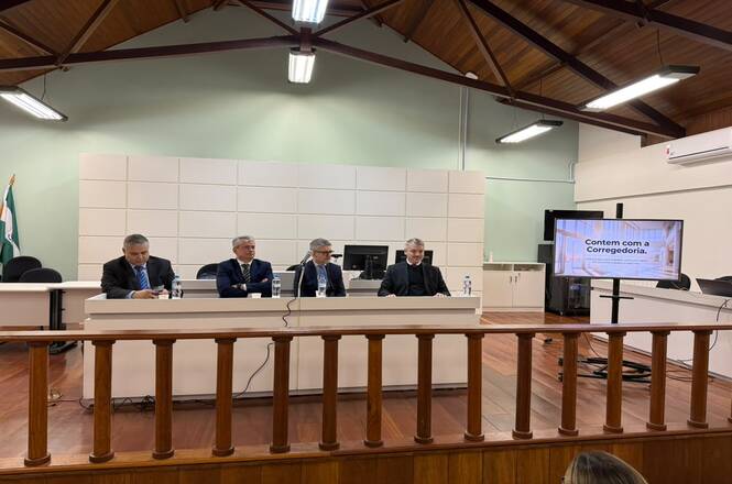 Foto horizontal: autoridades participam de encontro da Corregedoria em sala de sessões.