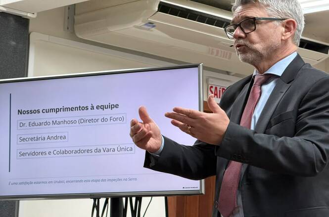 Foto horizontal: desembargador Dinart Francisco Machado fala durante apresentação à equipe da Vara Única.