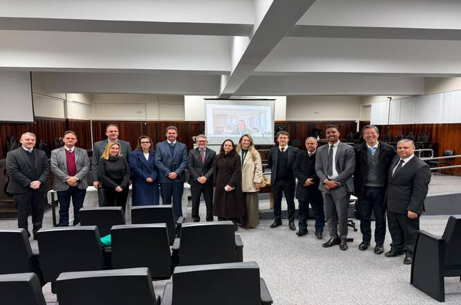 Foto horizontal: autoridades e integrantes da Corregedoria posam para registro coletivo em sala de sessões.