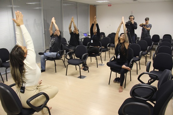 Servidores praticando ioga