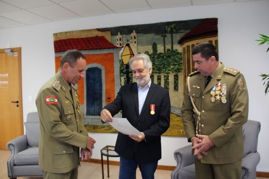 Presidente do TJSC recebe a medalha do Mérito Policial Militar – coronel Lopes Vieira