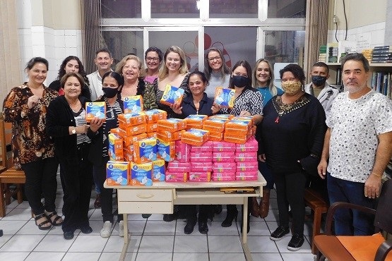 Dignidade menstrual: Poder Judiciário de SC entrega absorventes para entidade de Criciúma