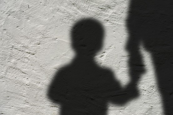 Justiça condena mulher por torturar sua própria filha, criança de dois anos, na Serra