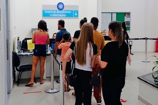 Fila no centro de atendimentos.