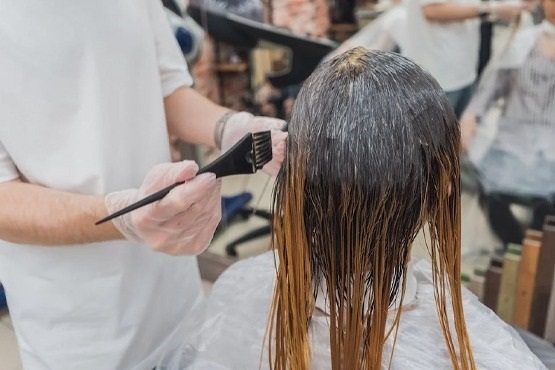 Mulher de cabelo com tintura.