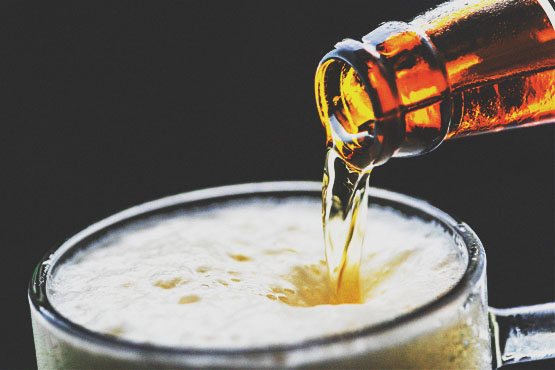 Imagem ilustrativa de cerveja sendo servida.
