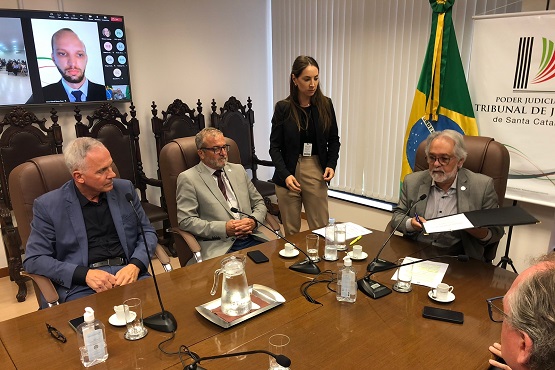 Reunião de discussão das obras do novo fórum de São Lourenço do Oeste.