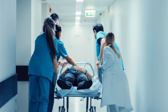 Imagem ilustrativa de corredor de hospital.