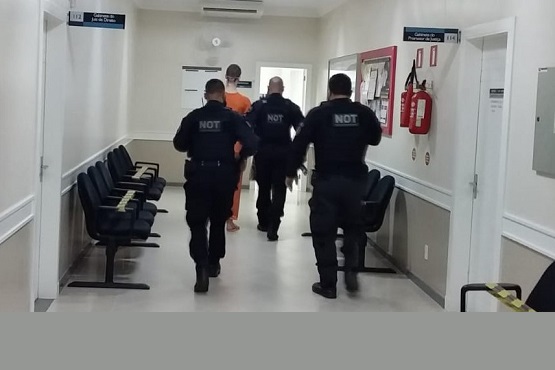 Policiais acompanham agressor em hospital.