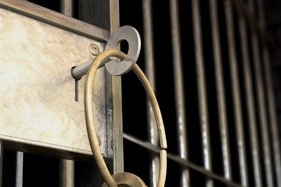 Tranca e chave de cela penitenciária.