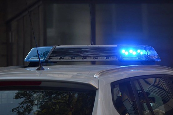 Sirenes de carro de polícia.