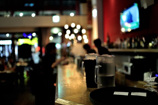 Imagem de bancada de bar.