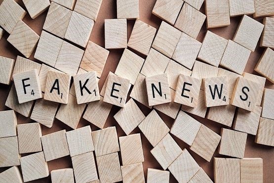 Peças de jogo formam a expressão 'Fake News'.