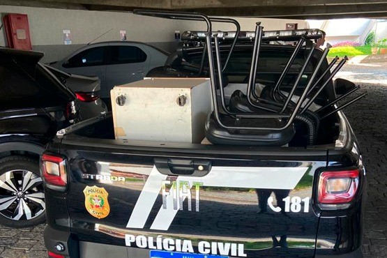 Bens sendo transportados na carroceria.