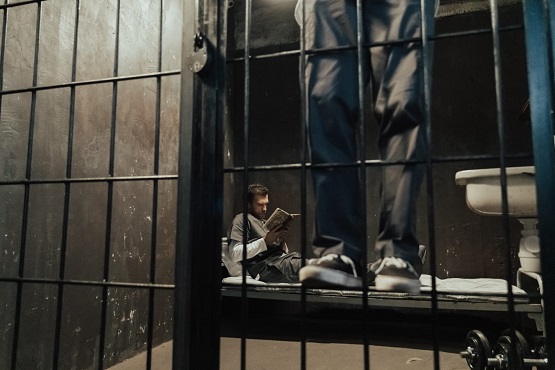 Imagem de cela carcerária.