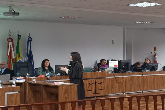 Tribunal do Júri da comarca de Joinville.