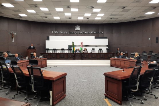 Sessão no Tribunal de Justiça e Santa Catarina.