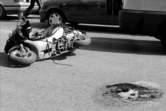 Moto após acidente de trânsito.