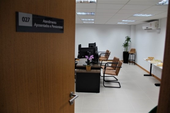 Sala de atendimentos de aposentados e pensionistas.