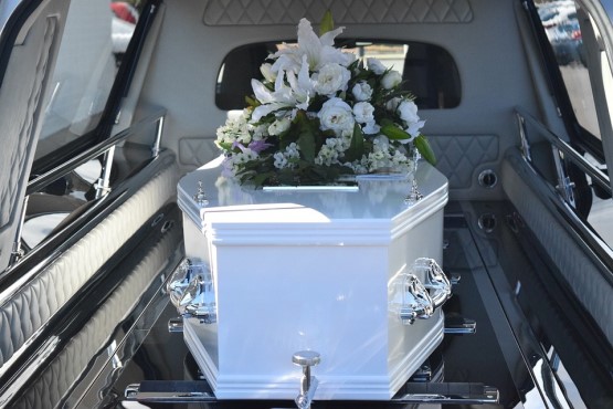 Imagem ilustrativa de caixão em carro funerário.
