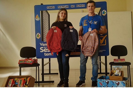 Entrega de kits escolares em Lages.