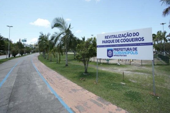 Placa de revitalização do parque de coqueiros.