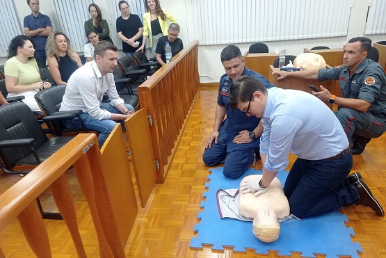 Servidor da comarca de Seara aprende técnicas de primeiros socorros.