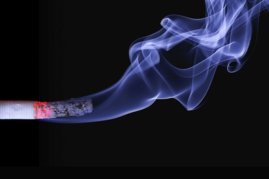 Cigarro aceso.