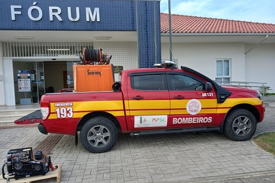 Carro dos bombeiros em frente ao fórum de Armazém.