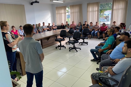 Entrega de escrituras de terrenos do programa Lar Legal.