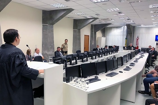 Volta das sessões presenciais físicas.