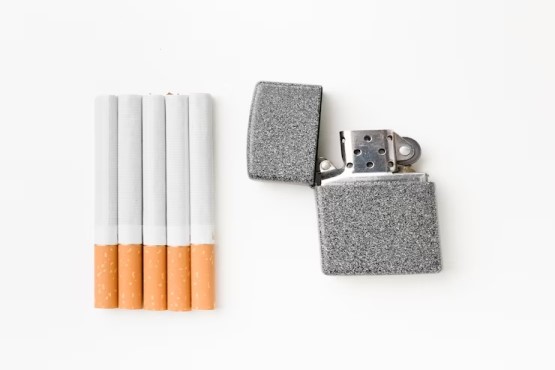 Cigarros e isqueiro.