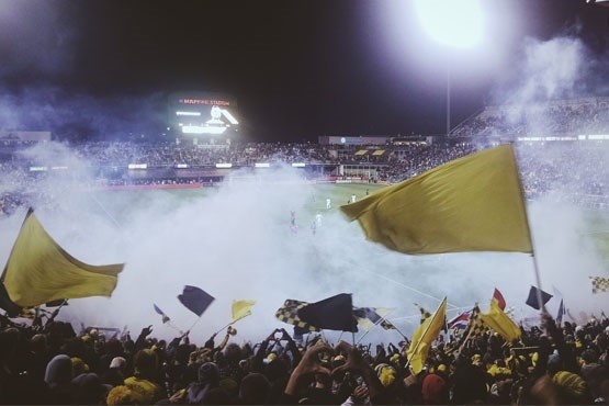 Torcida em estádio de futebol.