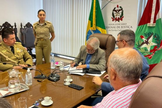 Assinatura do acordo.
