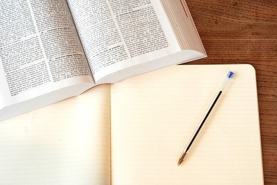 Livro, caderno e caneta.