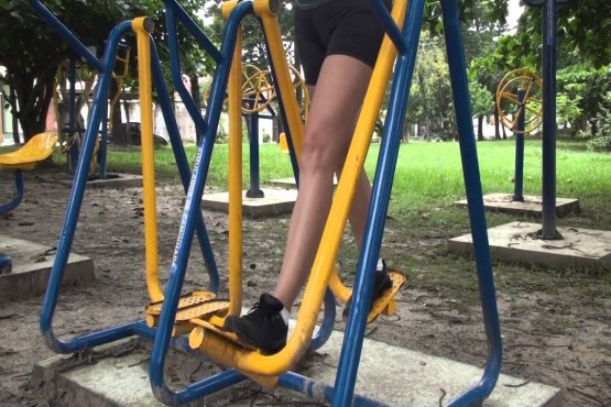 Pessoa utilizando academia pública.