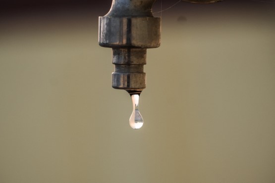 Torneira com gota caindo.
