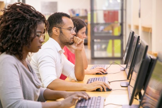 Pessoas usando computadores.