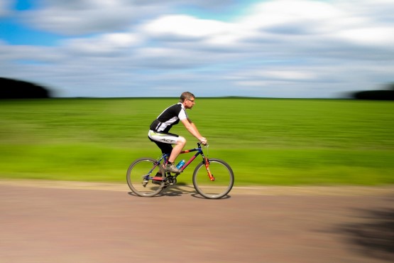 Homem andando de bicicleta.