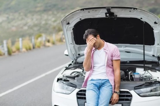 Homem com o carro parado.