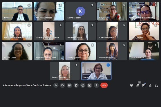 Integrantes da Coordenação Estadual do Programa Novos Caminhos e da equipe dos Serviços de Acolhimentos.