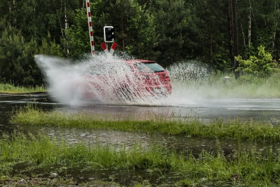 Carro em estrada alagada.