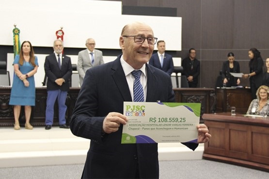 Ingon Luiz Rodrigues recebe repasse para a Associação Hospitalar Lenoir Vargas Ferreira.
