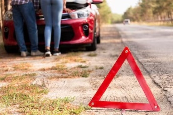 Placa de sinalização de carro com problemas na pista.