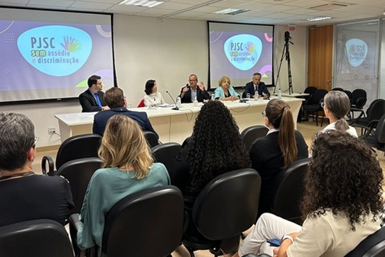 Roda de conversa sobre assédio na sala Thereza Tang.