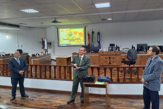 Magistrados e servidores em palestra no fórum de Joinville.