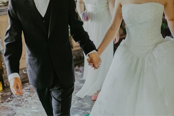 Noivos vestidos para casamento.