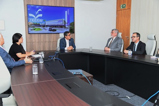 Desembargador e juiz do TJSC encontram-se com ministro do STM.